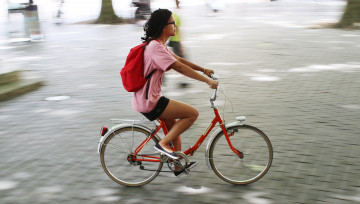 femme sur un vélo en ville