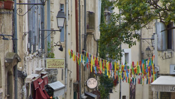 Photo rue du centre de Montpellier + personnes qui courent