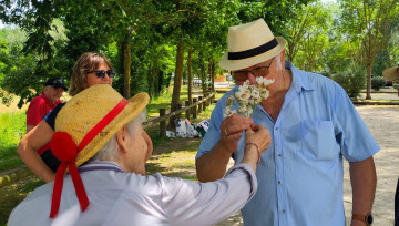Photo de personnes âgés sentant des fleurs
