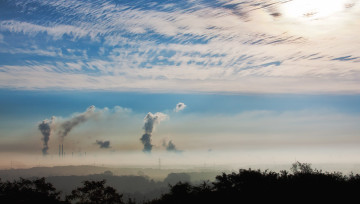 Panorama d'un ciel avec de nombreux gaz et au loin industries