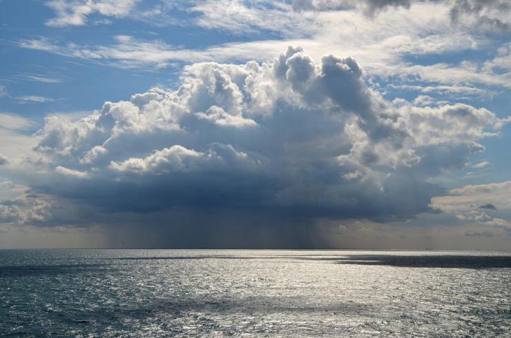 nuage sur mer pluie