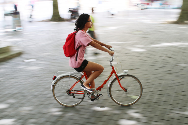 femme sur un vélo en ville