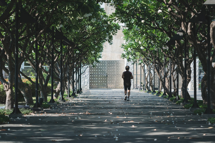 photo d'une personne courant dans un parc urbain