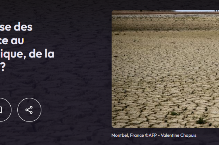 Capture d'écran de la page du podcast avec une photo de terre asséchée