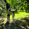 Une petite fille expérimentant un parcours sensoriel pieds nus